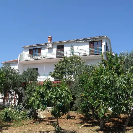 Carevi Dvori * יזרה